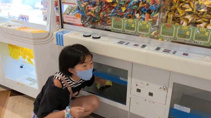 【ゲームセンター】クレーンゲームでうまい棒をGETするあい❤地球グミは途中で引っかってしまう😂