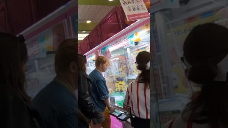 外国人観光客が日本のUFOキャッチャーにハマった結果… #外国人観光客 #海外の反応 #クレーンゲーム