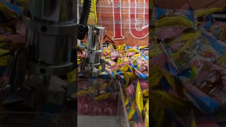 【クレーンゲーム】土日の昼すぎに行ったのに、なぜか景品が山盛り #ラウンドワン #short #shorts #モーリーファンタジ #10円キャッチャー #gigo #ナムコ #お菓子 #ラムネ