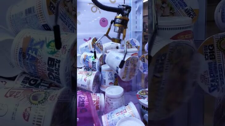 えっ?待ってwちょっと意味がわかんないわ🤭 #クレーンゲーム #クレーンゲーム景品 #ゲームセンター #ufoキャッチャー #クレーンゲーム攻略 #shorts #カップヌードル