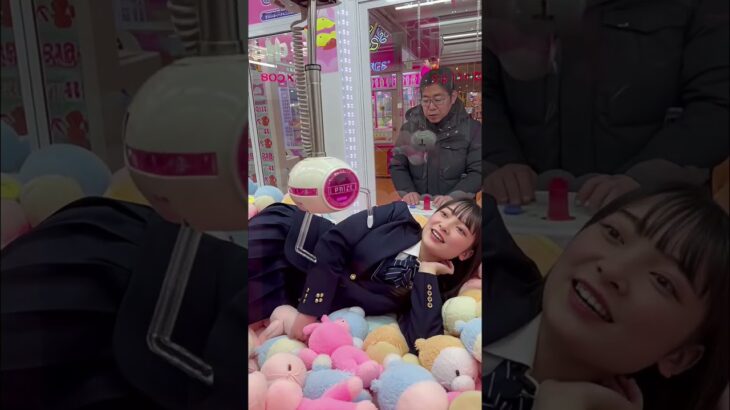 景品がJK！？UFOキャッチャーでアームが貫通するバグ発生ｗ