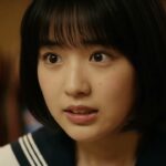 レトロなゲーセンでクレーンゲームに成功したセーラー服の少女 | 昭和のゲームセンター